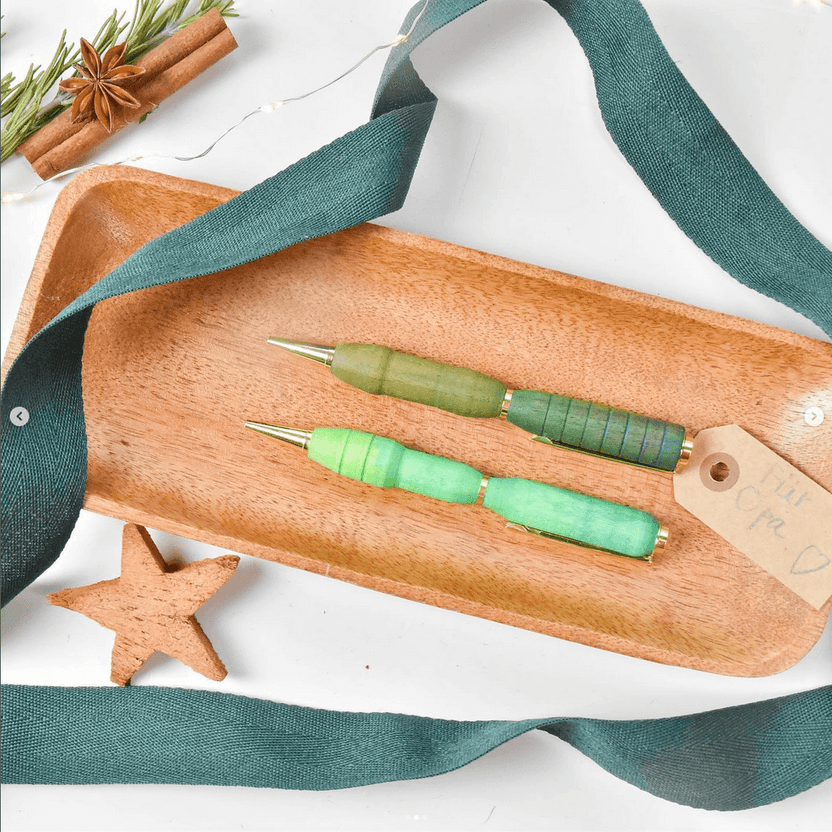 Trækuglepen 2 stk. grün gemalt in Pennebakke med Weihnachtsdekoration